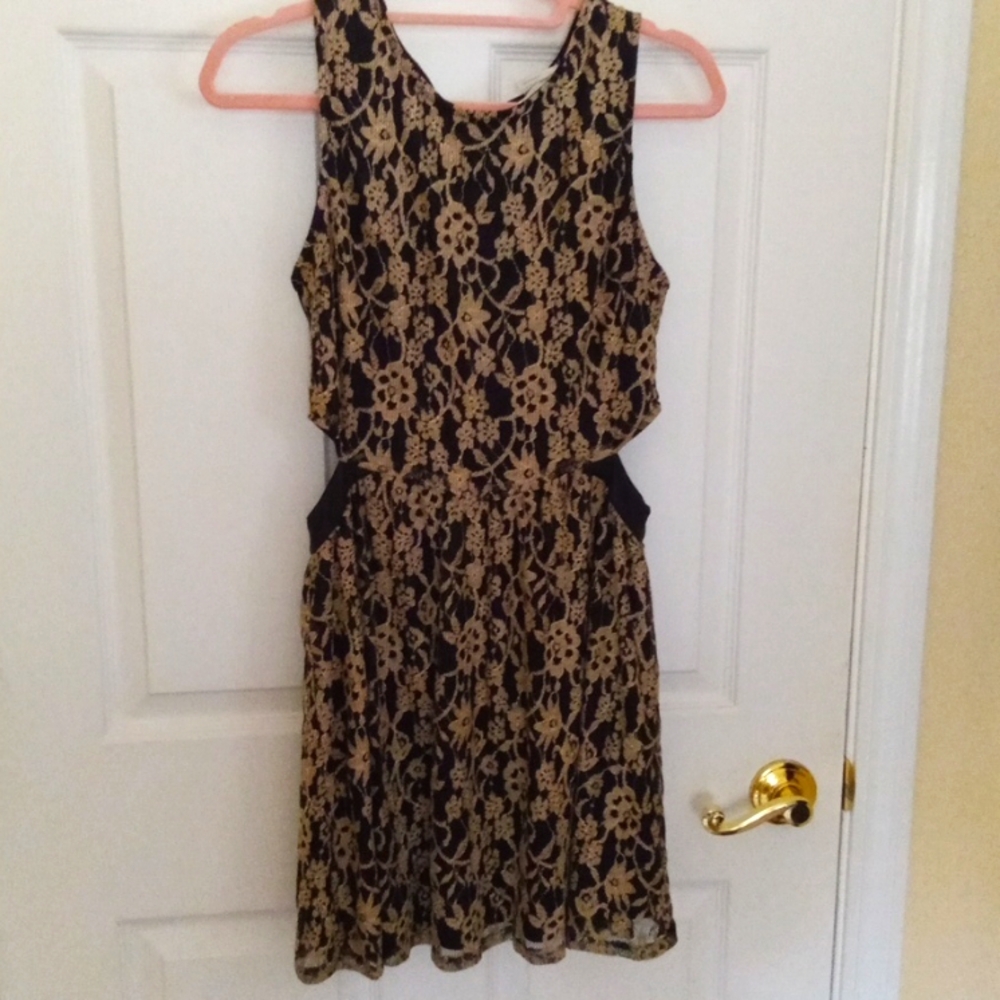 Black and Gold floral Lace dress. Size Medium. Brand..Blu pepper